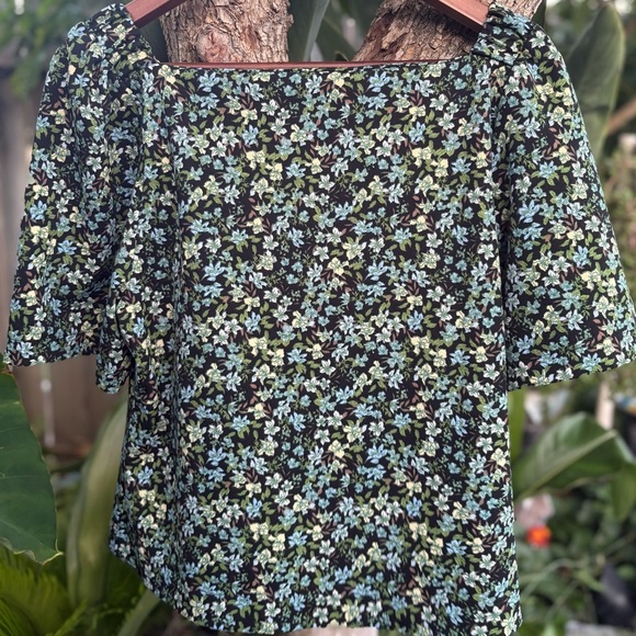 Ann Taylor Factory Black and Blue Floral Smocked Puff Sleeve Blouse Size Medium - Picture 3 of 5